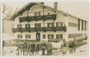 Bauernfamilie mit Pferden und Zuchtstier vor ihrem wohl neu errichteten gemauerten, verputzten und geweißten Einhof in Kössen oder Umgebung. Gelatinesilberabzug 9 x 14 cm; Aufnahme: Julius WERNER, Kössen um 1930.  Inv.-Nr. vu914gs00139