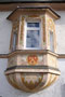 Freskierter polygonaler Erker an der Westfassade zur Pembaurstraße vom Ansitz Dodl (lt. Inschrift erste urkundl. Erwähnung 1538) in Innsbruck-Pradl, Egerdachstraße 25. Digitalphoto; © Johann G. Mairhofer 2011.  Inv.-Nr. 1DSC02373