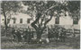 Spielende Zöglingsmädchen zu Ostern im Garten vom Institut der Englischen Fräulein in Brixen am Eisack, Gefürst. Grafsch. Tirol (heute Südtirol). Lichtdruck 9 x 14 cm; Verlag-Atelier L. Helm, Dornbirn, Vorarlberg um 1905. Inv.-Nr. vu914ld00121