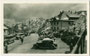 Personenkraftwagen beim Hotel „Passo dello Stelvio“ auf dem Stilfser Joch (2.757m s.l.m.). Gelatinesilberabzug 9 x 14 cm; Aufnahme/Verlag: F.lli del Cas/Stab. Civicchioni, Chiavari GE; Stempelabschlag: 26.7.1930.  Inv.-Nr. vu914gs01141