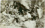 Wandergruppe einer alpinen Gesellschaft aus Hall in Tirol bei einer Stärkung während einer Bergtour in felsigem Gelände. Gelatinesilberabzug 9 x 14 cm; ohne Impressum, um 1905.  Inv.-Nr. vu914gs00725
