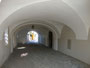 Laubengang mit Hauseingang vom ehem. Ansitz Aicham, ein 1514 erstm. erwähntes Laubenhaus mit Eckpavillon und Garten in Heiligkreuz, Hall in Tirol, Sulzgassl 4. Digitalphoto; © Johann G. Mairhofer 2016.  Inv.-Nr. 2DSC04397