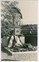 Schmiedeeisernes Grabkreuz und Gedenktafel für den 1941 vor Stalingrad gefallenen Walter Kusche, Erbsohn der Betreiber des Hospiz St. Christoph. Gelatinesilberabzug 9 x 14 cm; Schubert, Fotograf in St. Anton am Arlberg 1941.  Inv.-Nr. vu914gs00028