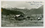 Gasthof Pension „Silbermayr“ mit Dependance beim Zillertalbahnhof in Fügen, Bzk. Schwaz, Tirol gegen Rofan. Gelatinesilberabzug 9 x 14 cm; Impressum: Foto-Verlag Oskar Kreibich, Schwaz; postalisch befördert 1939.  Inv.-Nr. vu914gs00564