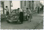 Renault 4CV (Produktionszeitraum 1946-1961) mit 740ccm 4-Zyl.-Motor - in Deutschland "Cremeschnittchen" genannt - in einer Wohnanlage in Lienz, Tirol. Gelatinesilberabzug 6 x 9 cm, Amateuraufnahme 1956.  Inv.-Nr. vu09gs00032