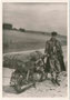 Junger Mann in zeitgenössischer Motorradkleidung (z.B. Ledermantel, Knickerbocker, Baskenmütze) und eine PUCH mit aufgeladener Reise- und Campingausrüstung. Gelatinesilberabzug 9 x 12 cm (wohl Amateuraufnahme ) um 1960.  Inv.-Nr. vu912gs00025