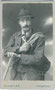 Junger Herr mit Bergseil und Eispickel im Photoatelier. Gelatinesilberabzug 6,5 x 10 cm (Visitformat). Impressum: E( ? ). v(on). VINTLER, Bürgerstraße 13, Innsbruck um 1900.  Inv.-Nr. vuVIS-00073