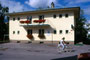 Straßenfassade vom Gartenhotel Putzker Garni in der Höttinger Au, Layrstraße 2, Stadtgemeinde Innsbruck. Farbdiapositiv 24 x 36 mm; © Johann G. Mairhofer 1992.  Inv.-Nr. dc135sc-C11H42.01_04