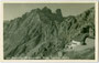 Bergstation Hafelekar, 2. Sektion der 1928 eröffneten Nordkettenbahn von Arch. Franz Baumann (1892-1974) von der Seegrube aus. Gelatinesilberabzug 9 x 14 cm; Hochalpiner Kunstverlag S. Ritzer & Therese A. Kofler um 1930.  Inv.-Nr. vu914gs00797