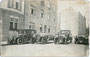 Aufstellung von Personenwagen der Marke Steyr - wohl Steyr Typen V Limousine und V 12/40 HP Sport Double Phaeton (1924-1925), Typen XII Landaulet und Cabriolet (1926-1929) in der Goethestraße 10 in Innsbruck-Saggen. Gelatinesilberabzug 9 x 14 cm um 1930. 