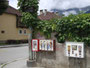 Stationäre Automaten u.a. für den Verkauf von Kaugummi in kindgerechter Höhe montiert in der Kranewitterstraße Ecke Koflerstraße in Pradl, Stadtgemeinde Innsbruck. Digitalphoto; © Johann G. Mairhofer 2014.  Inv.-Nr. 2DSC00214