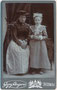 Firmling mit Firmpatin. Gelatinesilberabzug auf Untersatzkarton im Visitformat. Georg Angerer, Schwaz im Unterinntal, ehem. Gef. Grafsch. Tirol um 1903.  Inv.-Nr. vuVIS-00269