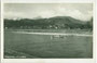 Am linksufrigen Kiefersfelden angelegtes Fährboot der 1770 gegründeten Innfähre vor Überfuhr nach dem tirolischen Ebbs bei Kufstein. Gelatinesilberabzug 9 x 14 cm; Impressum: Photo-Haus Graetz, Oberaudorf am Inn um 1925.  Inv.-Nr. vu914gs01149