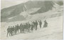 Alpinisten einer alpinen Gesellschaft aus Hall in Tirol auf einer Gletscherbegehung. Gelatinesilberabzug 9 x 14 cm; ohne Impressum, um 1905.  Inv.-Nr. vu914gs00726