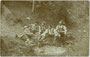 Wandergruppe einer alpinen Gesellschaft aus Hall in Tirol bei einer Rast. Gelatinesilberabzug (Auskopierpapier) 9 x 14 cm; ohne Impressum, um 1900.  Inv.-Nr. vu914gs00728