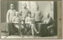 Offiziere (der Reserve ?) vor Ausrückung an die Südfront. Albuminabzug auf Untersatzkarton ca.10 x 17 cm (Cabinetformat); Julius Schär, Innsbruck um 1915.  Inv.-Nr. vuCAB-00021