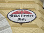 Historisches Kufsteiner Straßenschild "Süd-tiroler Platz" wohl aus der Mitte der 20er Jahre des 20. Jhdts. mit bemerkenswerter Schreibweise vis à vis vom Bahnhofsgebäude. Digitalphoto; © Johann G. Mairhofer 2013.  Inv.-Nr. 1DSC05909