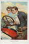 Junges Paar auf Ausfahrt in einem Automobil wohl der Bauart Tonneau aus der sog. "Messingära" (1896 – 1915). Farbautotypie 9 x 14 cm nach einem Original ohne Künstlersignatur; Verlag M. Munk, Wien um 1905.  Inv.-Nr. vu914fat00130