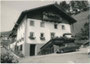 Haus Kesseleckhof an der St. Jakober Dorfstraße in St. Anton am Arlberg, Bzk. Landeck, Tirol; davor ein Renault 16 (Entwurf: Gaston Juchet, Produktion 1965 - 1980). Gelatinesilberabzug 10 x 15 cm ohne Impressum, um 1970.  Inv.-Nr. vu105gs00113
