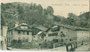 Bildgasse links vom Bildstock, Badgasse mit Kruzifix rechts und Brücke über den Höttinger Bach in Hötting (nach Innsbruck 1938 eingemeindet) von der Daxgasse vorne aus. Lichtdruck 9 x 14 cm; Wilhelm Hoffmann AG, Dresden um 1900.  Inv.-Nr. vu914ld00235