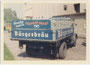 Bierlieferwagen des "Bürgerbräu" (gegr. 1825, Betriebsschließung 2003) im Brauereiareal in Innsbruck, Ing,-Etzel-Straße. 5-11. Farbpapierabzug 7,5  x 11,0 cm, wohl Amateuraufnahme um 1965.  Inv.-Nr. vu7511fph00001