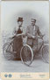 Paar mit Fahrrädern in zeitgenössischer Radsportkleidung. K. u. K. Kammerfotograf Frid(olin). Arnold, Landhausstraße (heute Meraner Straße) 7, Innsbruck nach 1896.  Inv.-Nr. vuCAB-00052