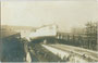 Längsstapellauf eines Kriegsschiffs der k.u.k. Kriegsmarine in Triest. Gelatinesilberabzug 9 x 14 cm;  Aufnahme und Verlag M. Circovich, Trieste 1912.  Inv.-Nr. vu914gs01128