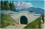 Westportal vom Lermoos-Tunnel der Ausserfernbahn gegen die Zugspitze (2.964m) im Wettersteingebirge (AVE 4) der Nördlichen Ostalpen. Photochromdruck 9 x 14 cm; Impressum: Purger & Co., München 1912; postalisch befördert 1922.  Inv.-Nr. vu914pcd00128