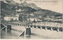 Mühlau, Stadtgemeinde Innsbruck und die Eisenfachwerkbrücke (1891-1939) der Lokalbahn Innsbruck-Hall in Tirol (L.B.H.i.T.) über den Inn vom Saggen aus. Heliogravüre 9 x 14 cm; Verlag Ernst Schmid, Innsbruck 1907.  Inv.-Nr. vu914hg00061