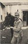 "Stabsführer im k.k. Landsturmbataillon Nr. 164 dzt. Riva a(m)./G(ardasee)." (rückseitig handschriftlich bez. und gestempelt) mit Dienstpferd. Impressum: C(arlo). Mayer, Riva um 1915. Gelatinesilberabzug 9 x 14 cm. Inv.-Nr.  vu914gs00605