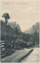 Wegkreuz mit Verdachung am Weg zum Toblacher See, Gemeinde Toblach, ehem. Bezirk Bruneck, Gef. Grafsch. Tirol (heute Bezirksgemeinschaft Pustertal, Südtirol). Lichtdruck 9 x 14 cm; Impressum: Stengel & Co. G.m.b.H., Dresden 1907.  Inv.-Nr. vu914ld00329