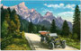 Chauffeur des Photographen der Aufnahme am Steuer eines Tonneau auf der Rollepassstraße gegen Cimon della Pala (3184m s.l.m.) in der Palagruppe der Dolomiten. Photochromdruck 9 x 14 cm; Verlag Joh. F. Amonn, Bozen 1912.  Inv.-Nr. vu914pcd00211
