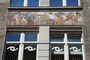 Fassadendetail mit bäuerlichen Szenen auf einem Fliesenmosaik im Jugendstil am Miller-Haus (vormals Wildling-Haus) in der Meraner Straße Nr. 3 in Innsbruck, Innere Stadt. Digitalphoto; © Johann G. Mairhofer 2010.  Inv.-Nr. 1DSC01118