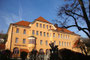 Im Heimatstil errichtete, 1912 eröffnete und in beiden Weltkriegen als Lazarett verwendete Volksschule in Hötting, Stadtgemeinde Innsbruck, Schulgasse Nr. 4. Digitalphoto; © Johann G. Mairhofer 2014.  Inv.-Nr. 2DSC01944