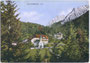 Großgasthof „Griessenböck“ (heute: „zur Post“), Jagdschloss, Kirche Mariä Heimsuchung und Falkengruppe im Karwendel. Kombinationsfarbdruck 10 x 15 cm; Impressum_ Kunstverlag Max Stadler, München um 1920. Inv.-Nr. vu105kfd00001