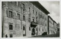 Palazzo Thun vis à vis vom Palazzo Geremia, via Rodolfo Belenzani 3, Trento/Trient – heute Municipio (Rathaus). Gelatinesilberabzug 9 x 14 cm; Verlag G(?). W(idmann).T(rento); handschriftl. datiert: 1933. Inv.-Nr. vu914gs00304