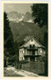 Pension „Helene“, Besitzer: Plattner's Erben, Helene Klocker in Hötting, Hungerburgweg 44 gegen Hafelekar mit der Nordkettenbahn. Gelatinesilberabzug 9 x 14 cm; Aufnahme/Verlag: FWS (?) Innsbruck um 1940.  Inv.-Nr. vu914gs00231