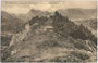 „Casino di Bersaglio (dt. Schützenheim) e Rovine del castel Mani“ in San Lorenzo in Banale in Judikarien (it. Le Giudicare). Lichtdruck 9 x 14 cm; Narciss Lechner phot. (Standschützen-Oberleutnant), Innsbruck um 1905.  Inv.-Nr. vu914ld00127
