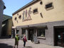 Denkmalgeschütztes Gebäude mit freskierter Fassade der ehem. Haller Filmbühne (heute Tourismusbüro für die Tourismusregion Hall-Wattens) von Hall in Tirol, Wallpachgasse 5. Digitalphoto; © Johann G. Mairhofer 2013.  Inv.-Nr. 1DSC07266