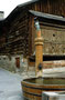 Johannesbrunnen im Dorfzentrum von Fiss im Oberen Gericht, Bezirk Landeck, Tirol. Farbdiapositiv 24 x 36 mm; © Johann G. Mairhofer 1989.