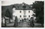 Schloss Stumm in gleichnamiger Gemeinde, u.a. im Besitz der Grafen Lodron-Laterano von 1788 bis 1896. Gelatinesilberabzug 9 x 14 cm; Aufnahme/Verlag Georg Angerer, Schwaz; postalisch befördert 1938.  Inv.-Nr. vu914gs00256