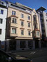 Viergeschoßiges Gründerzeithaus Pradler Straße Nr. 55 mit rezentem Dachgeschoßausbau in Pradl, Stadtgemeinde Innsbruck; ehemals darin Photoatelier von Richard Müller. Digitalphoto; © Johann G. Mairhofer.  Inv.-Nr. 2DSC04020
