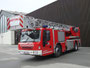Front- und Seitenansicht von Magirus DLK 23-12 NB (Drehleiter 30m) der Freiwilligen Feuerwehr Hötting (Wache: Schulgasse 6) beim Messegelände der Stadtgemeinde Innsbruck. Digitalphoto; © Johann G. Mairhofer 2014.  Inv.-Nr. 2DSC00971