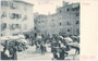 Marktbetrieb auf der Piazza delle Erbe (deutsch: Obstplatz oder Viktualienmarkt) in der Trento/Trient, Gefürst. Grafsch. Tirol (hte. Provincia autonoma di Trento). Lichtdruck 9 x 14 cm; Verlag Stengel & Co., Dresden/Berlin um 1900.  Inv.-Nr. vu914ld00023