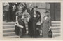 Absolventin mit Doktordiplom und Angehörige nach der Promotionsfeier vor dem Hauptportal der Universität Innsbruck. Gelatinesilberabzug 9 x 14 cm; Aufnahme: „Foto Hronek (Kreszenz, Innstr. 5, Innsbruck) 15. Juli 1939“.  Inv.-Nr. vu914gs00827
