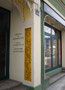 Jugendstildekor in der Bogenwange des Portals am Haus Unterer Stadtplatz 2 (Souvenirs Karina Döring, hte. Restaurant Hans im Glück) in Kufstein. Digitalphoto; © Johann G. Mairhofer 2013.  Inv.-Nr. DSC05898