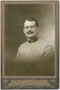 Oberleutnant der k.k. Landesschützen. Gelatinesilberabzug auf Untersatzkarton 16,6 x 10,8 cm (Cabinetformat); Aufnahme: Enrico Bonmassar, via Dante, Rovereto um 1907.  Inv.-Nr. vuCAB-00008