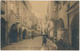 Kraxentrager (Kraxe: Rückentrage) beim Hausbrunnen in der Laubengasse der ehem. Bezirkshauptstadt Meran, Gefürst. Grafsch. Tirol (heute Auton. Prov. Bozen-Südtirol). Lichtdruck 9 x 14 cm; Impressum: Lorenz Fränzl, München 1909.  Inv.-Nr. vu914ld00304