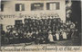 Mannschaftsaufstellung der Freiwilligen Feuerwehr mit zahlreichen Frauen und dem geistlichen Beistand der Gemeinde Schwoich bei Kufstein, Tirol am 10. Oktober 1915. Gelatinesilberabzug 9 x 14 cm ohne Urhebernachweis.  Inv.-Nr. vu914gs00588