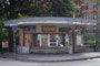 Kiosk von Trafikant Erich Hundertpfund, Tabakerzeuger und -großhändler in Innsbruck-Saggen, Erzherzog-Eugen-Straße 26 Ecke Beethovenstraße. Digitalphoto; © Johann G. Mairhofer 2012.  Inv.-Nr. 1DSC03883